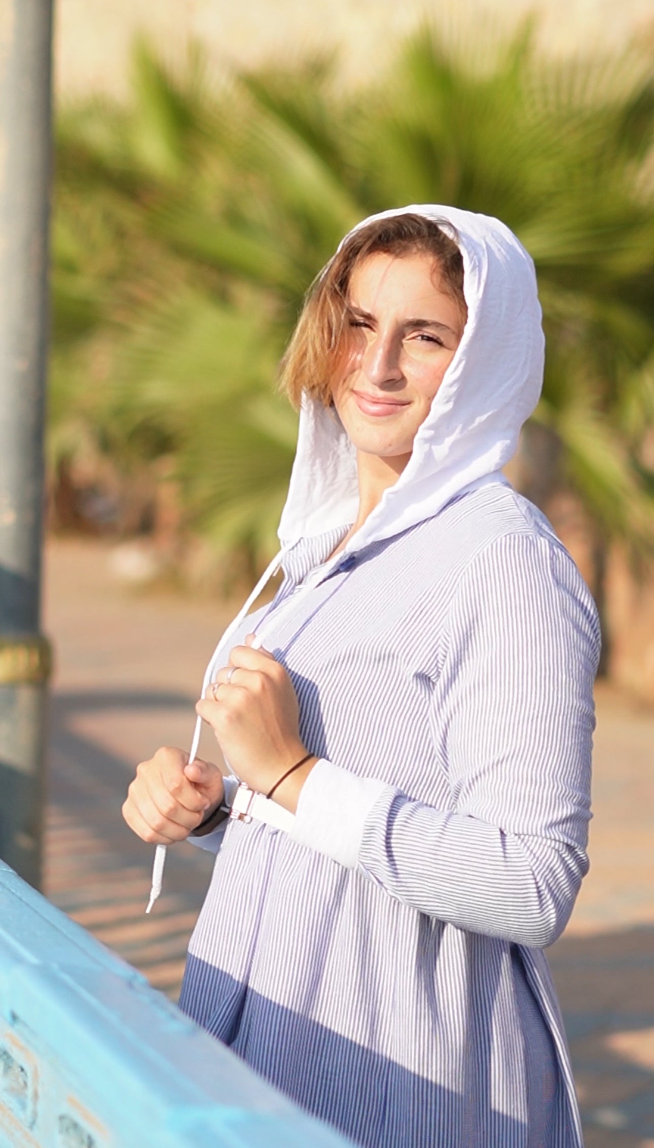 فستان عصري مخطط بغطاء للرأس طويل مريح وأنيق
