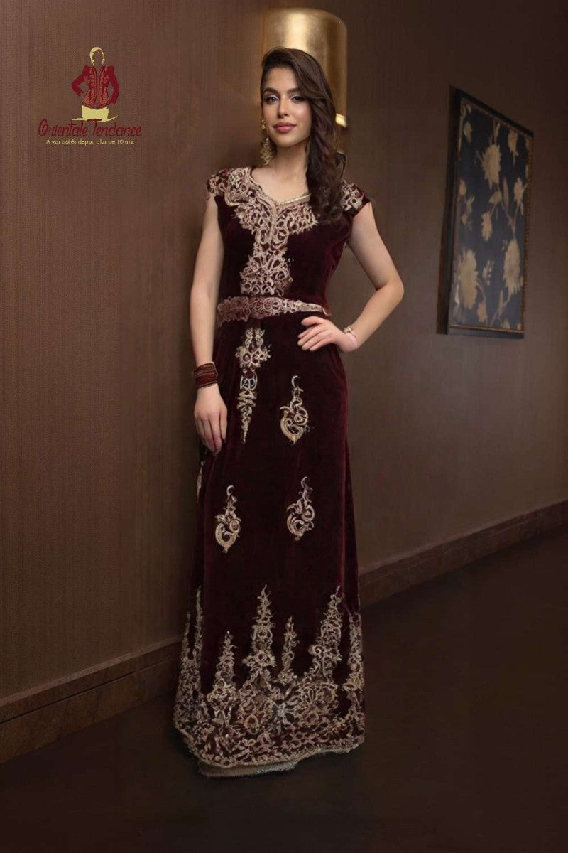 Splendide Robe Algérienne en Velours Bordeaux Brodé Longue Élégante Cérémonie Femme