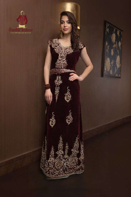 Splendide Robe Algérienne en Velours Bordeaux Brodé Longue Élégante Cérémonie Femme