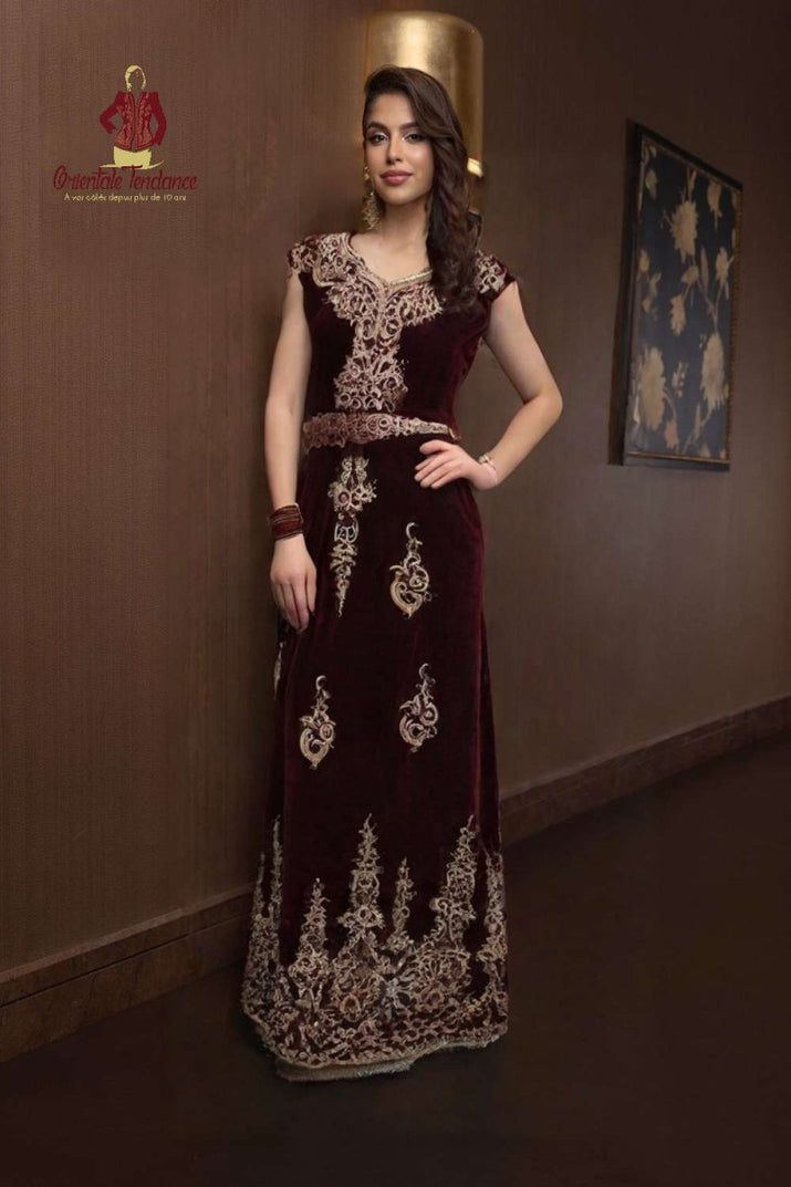 Splendide Robe Algérienne en Velours Bordeaux Brodé Longue Élégante Cérémonie Femme